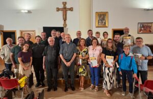 “La Stadera, un’avventura che continua”: a Barletta un convegno sul futuro dei periodici locali Partecipanti al convegno “La Stadera” riuniti presso la parrocchia del Santissimo Crocifisso di Barletta – 17 settembre 2025