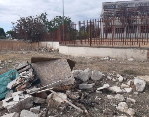 Rifiuti rinvenuti in viale Arno a Corato durante l’iniziativa Puliamo il mondo con Legambiente