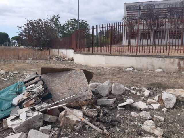 Rifiuti rinvenuti in viale Arno a Corato durante l’iniziativa Puliamo il mondo con Legambiente