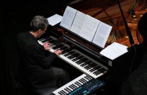 “The Crossing”: un concerto di incroci inediti nelle ricercate sonorità del duo Parmegiani-Liturri Vito Liturri al pianoforte
