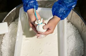 Burrata di Andria IGP Experience”: storia, tradizione, gusto e nuovi mercati in un evento promosso dal Consorzio di Tutela Mani di un casaro che lavora la Burrata di Andria IGP secondo la, tradizione artigianale pugliese
