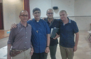 Corato, dieci anni dopo l’incontro con il parroco della Terra dei Fuochi: la sua voce contro l’illegalità ambientale è più viva che mai Don Maurizio Patriciello il parroco della “terra dei fuochi” a Corato, ad un incontro pubblico dedicato alla gestione dei rifiuti, alla legalità e alla tutela ambientale.