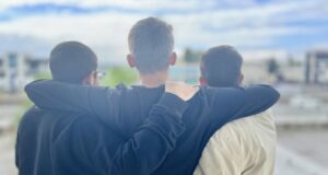 Giovani abbracciati, simbolo di unione e comunità – progetto DesTEENazione