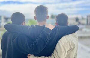 Giovani abbracciati, simbolo di unione e comunità – progetto DesTEENazione