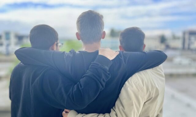 Giovani abbracciati, simbolo di unione e comunità – progetto DesTEENazione