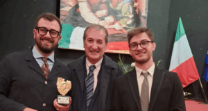 Il documentario “1943. Il Prezzo del Silenzio” vince il Primo Premio al Monte Carmignano per l’Europa 2025 Il documentario “1943. Il Prezzo del Silenzio” dei registi Antonio e Martino Masciopinto, prodotto dall’Archeoclub di Corato, vince il Premio nazionale Monte Carmignano 2025.