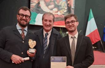 Il documentario “1943. Il Prezzo del Silenzio” vince il Primo Premio al Monte Carmignano per l’Europa 2025 Il documentario “1943. Il Prezzo del Silenzio” dei registi Antonio e Martino Masciopinto, prodotto dall’Archeoclub di Corato, vince il Premio nazionale Monte Carmignano 2025.