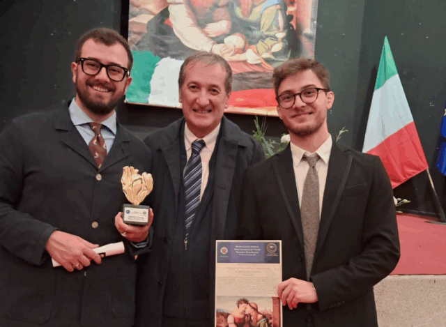 Premio Nazionale di Storia “Monte Carmignano per l’Europa Memoria e Riconciliazione 2025 Il documentario “1943. Il Prezzo del Silenzio” dei registi Antonio e Martino Masciopinto, prodotto dall’Archeoclub di Corato, vince il Premio nazionale Monte Carmignano 2025.