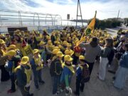 Puliamo il Mondo 2025: scuola, ambiente e cittadinanza insieme per una spiaggia più pulita Volontari e bambini che partecipano a puliamo il mondo 2025