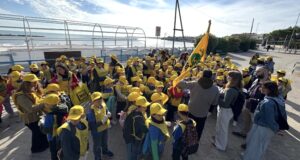 Volontari e bambini che partecipano a puliamo il mondo 2025