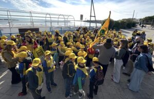 Volontari e bambini che partecipano a puliamo il mondo 2025