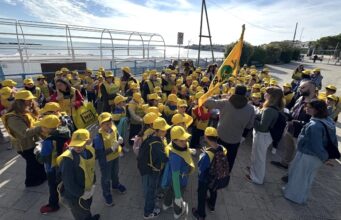 Volontari e bambini che partecipano a puliamo il mondo 2025