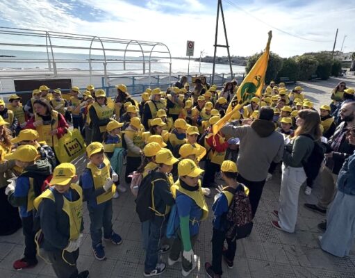 Volontari e bambini che partecipano a puliamo il mondo 2025