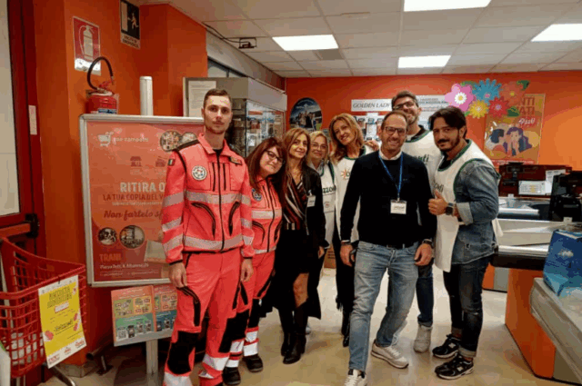 Raccolta Alimentare promossa dall’Associazione Orizzonti I volontari durante la Raccolta Alimentare promossa dall’Associazione Orizzonti