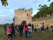 Visita dei partecipanti alla camminata tra gli ulivi nel borgo di Montegrosso