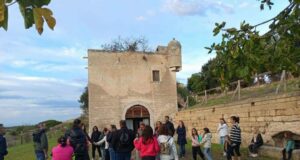 Visita dei partecipanti alla camminata tra gli ulivi nel borgo di Montegrosso