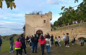 Visita dei partecipanti alla camminata tra gli ulivi nel borgo di Montegrosso