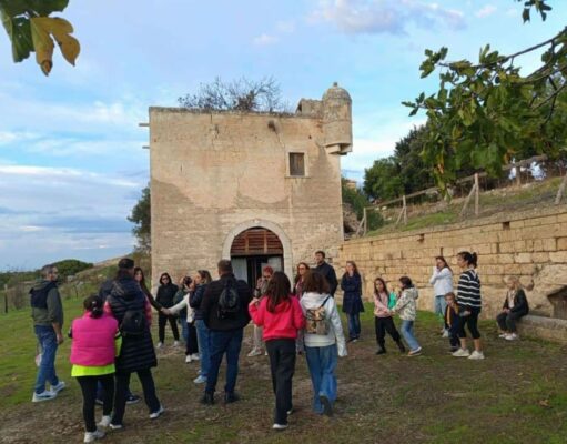Visita dei partecipanti alla camminata tra gli ulivi nel borgo di Montegrosso