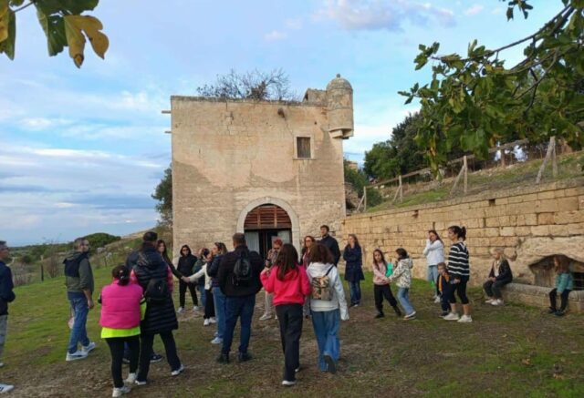 Visita dei partecipanti alla camminata tra gli ulivi nel borgo di Montegrosso