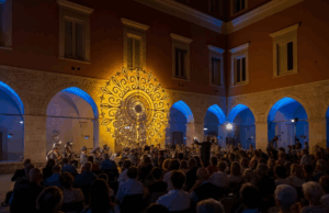 “Corato Progetto Cultura”: 100.000 euro dalla Regione Puglia per valorizzare tradizioni, comunità e spettacolo Concerto nel chiostro comunale di Corato