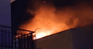 Momento dell’incendio in un’abitazione nei pressi di via Ruvo a Corato