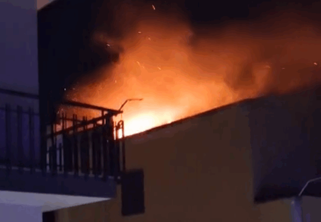 Incendio abitazione Corato Momento dell’incendio in un’abitazione nei pressi di via Ruvo a Corato