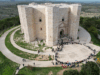 Bambini e bambine alla piccola marcia della pace a Castel del Monte