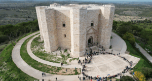 Bambini e bambine alla piccola marcia della pace a Castel del Monte