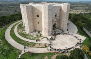 Bambini e bambine alla piccola marcia della pace a Castel del Monte