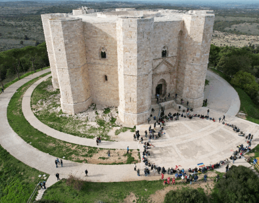 Bambini e bambine alla piccola marcia della pace a Castel del Monte