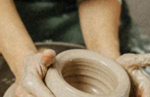 “Storie di Argilla”: laboratorio di ceramica natalizio per ragazze e ragazzi al Museo di Corato “STORIE DI ARGILLA – Natale al Museo” un laboratorio di ceramica al Museo di Corato