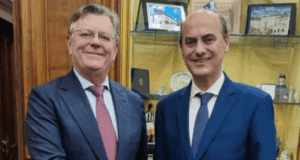 la stretta di mano tra il Generale Arbore e il Sindaco De Benedittis