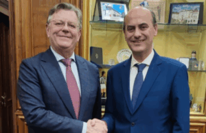 Per contrastare estorsioni e intimidazioni, De Benedittis incontra a Roma il Generale Arbore la stretta di mano tra il Generale Arbore e il Sindaco De Benedittis