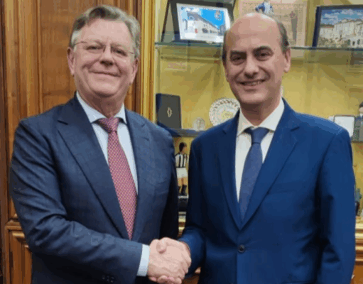 la stretta di mano tra il Generale Arbore e il Sindaco De Benedittis