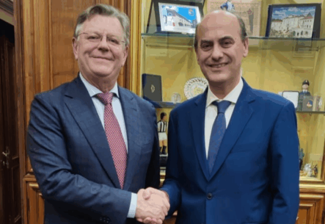 la stretta di mano tra il Generale Arbore e il Sindaco De Benedittis