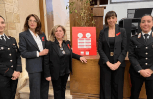 25 novembre: la ASL Bari introduce un percorso unico nei Pronto Soccorso per la tutela delle vittime di violenza di genere Gruppo partecipanti alla conferenza di presentazione del nuovo percorso unico nei pronto soccorso per lassistenza alle vittime di violenza e maltrattamenti di genere