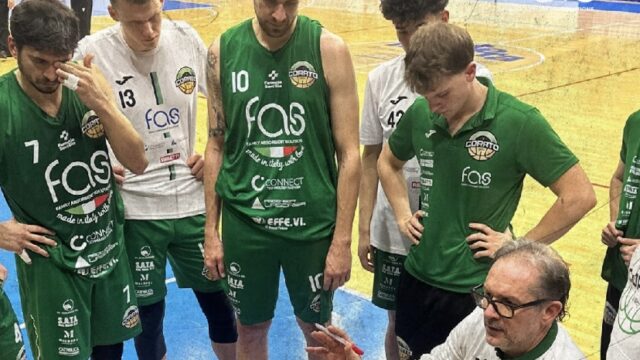 Gli atleti della Fas Basket Corato con il coach Verile