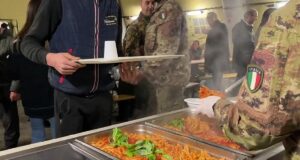 la cena di comunità in via Sant’Elia durante l’edizione 2024.