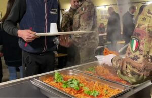 la cena di comunità in via Sant’Elia durante l’edizione 2024.
