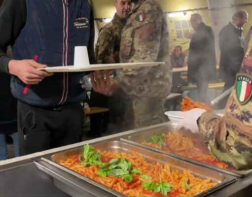 la cena di comunità in via Sant’Elia durante l’edizione 2024.