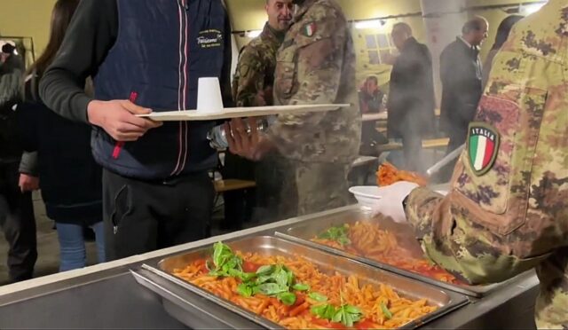 la cena di comunità in via Sant’Elia durante l’edizione 2024.