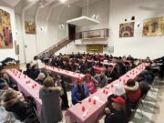 Un momento della cena di solidarietà promossa Da Maiora