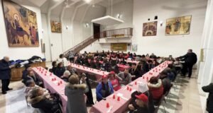 Un momento della cena di solidarietà promossa Da Maiora