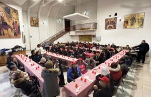 Un momento della cena di solidarietà promossa Da Maiora