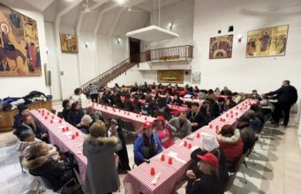 Un momento della cena di solidarietà promossa Da Maiora