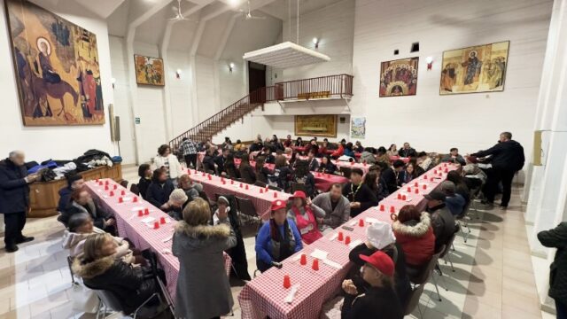 Un momento della cena di solidarietà promossa Da Maiora