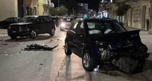 Incidente in via Giappone: scontro tra due auto, cinque veicoli coinvolti