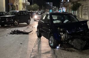 Incidente in via Giappone: scontro tra due auto, cinque veicoli coinvolti