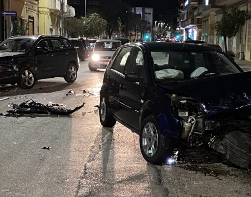 Incidente in via Giappone: scontro tra due auto, cinque veicoli coinvolti
