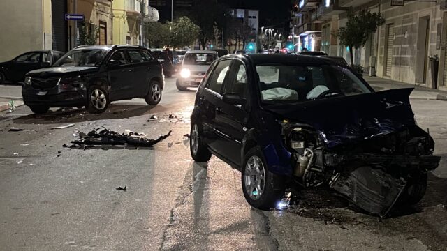 Incidente in via Giappone: scontro tra due auto, cinque veicoli coinvolti